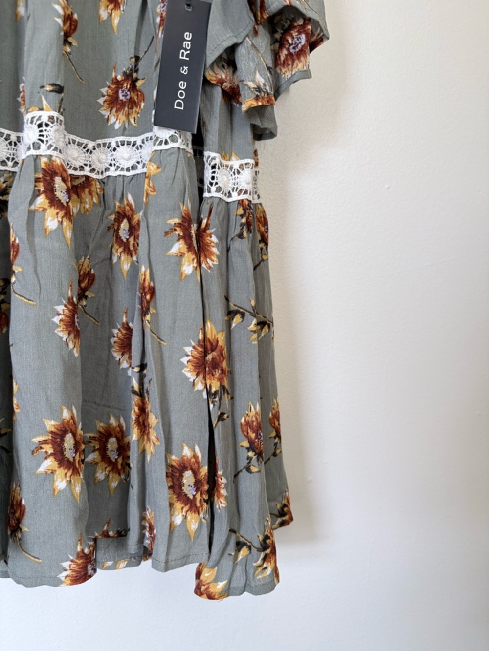 Doe & Rae Sage Green Sunflower Lace Sundress Size Small NWT - Picture 6 of 16
